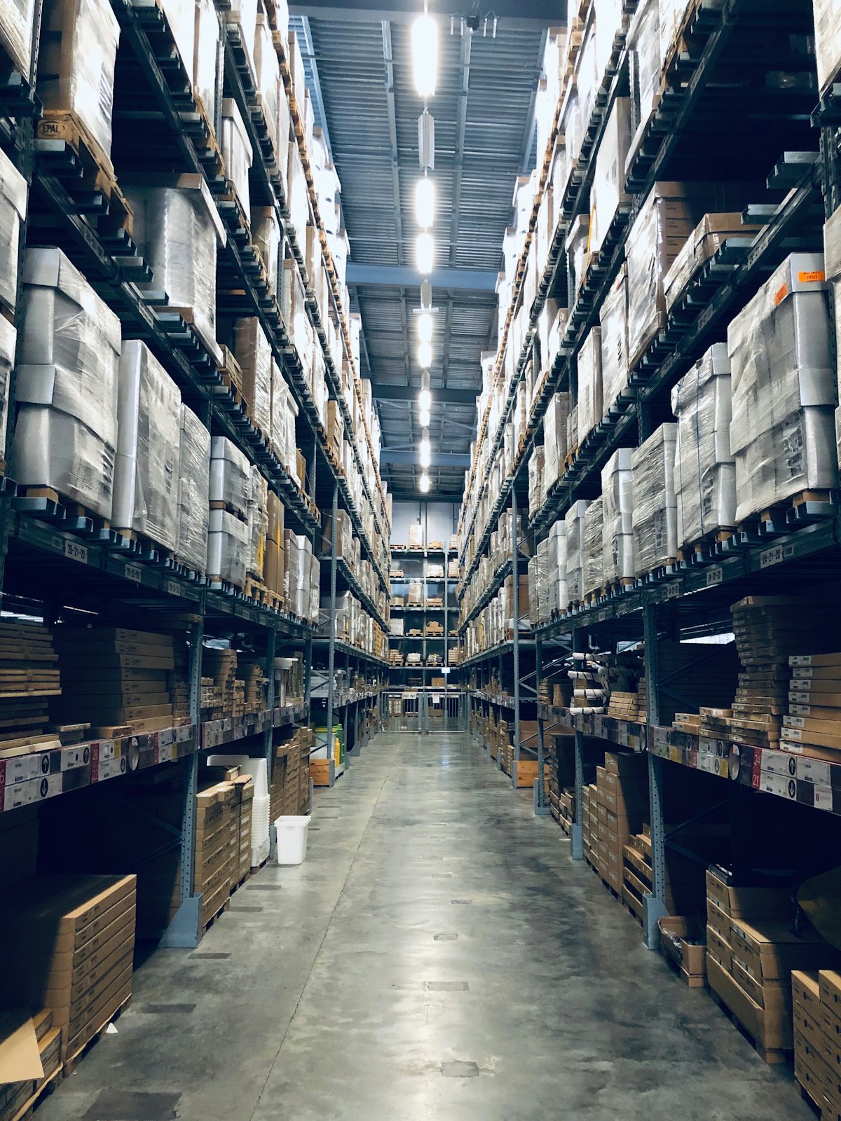 Distribution centre with organised inventory racking